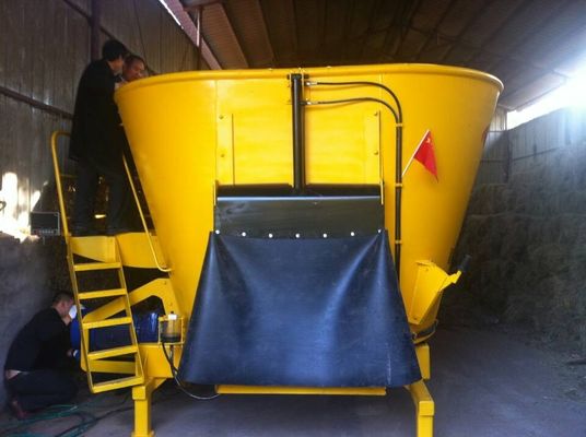 Full Automatic 4-8 M3 Vertical Cow Feed TMR Mixer Machine Yellow Red Color